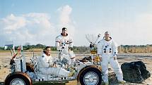 Posádka mise Apollo 16. Zleva: pilot lunárního modulu Charles Duke, velitel mise John W. Young a pilot velitelského modulu Ken Mattingly.