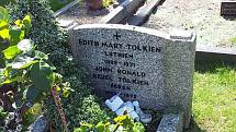 Hrob, kde je pohřben J. R. R. Tolkien a jeho milovaná manželka Edith. Na spisovatelovo přání se na náhrobku objevují také jména postav z jeho příběhů.