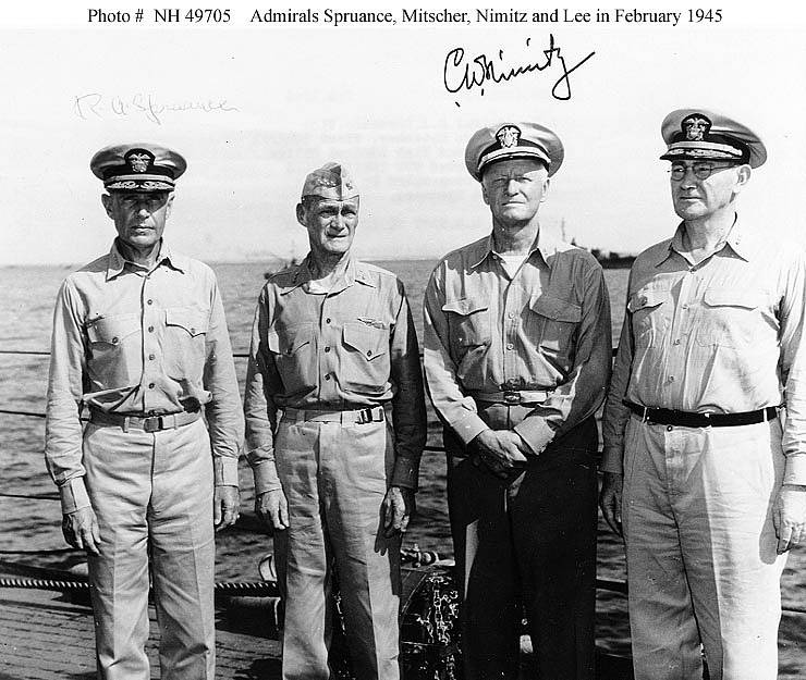 Zleva doprava admirál Raymond A. Spruance, viceadmirál Marc Mitscher, flotilový admirál Chester W. Nimitz a viceadmirál Willis A. Lee, Jr. na palubě Indianapolisu v únoru 1945