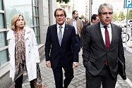 Artur Mas, bývalý premiér Katalánska (uprostřed) se svými ministry při odchodu od soudu. Vlevo Joana Ortega a vpravo Francesc Homs.