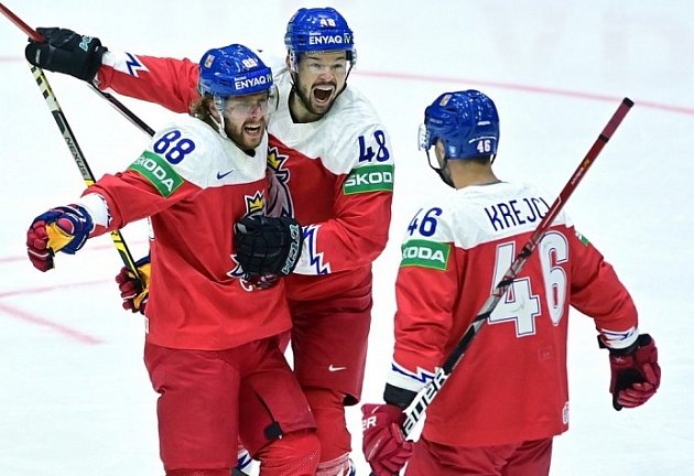 Radost českých hokejistů Davida Pastrňáka, Davida Krejčího a Tomáše Hertla na loňském MS v Tampere.