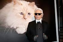 Módní návrhář Karla Lagerfelda u plakátu své kočky Choupette.