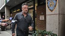 Alec Baldwin odchází z policejní stanice v New Yorku