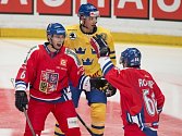 Čeští hokejisté Tomáš Mojžíš (vlevo) a Tomáš Rolinek (vpravo) se radují z gólu proti Švédsku.