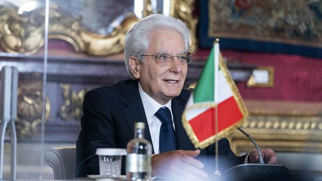 L’Italia ha un nuovo presidente.  I politici hanno rieletto Mattarell, 80 anni
