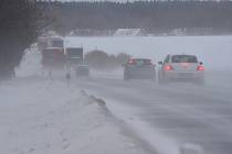 Sníh a vítr na silnici, automobily, zima, zavátá silnice, sněhové jazyky - ilustrační foto