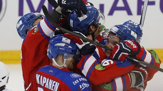 Hokejisté pražského Lva se radují: finálovou sérii KHL s Magnitogorskem vyrovnali na 3:3.