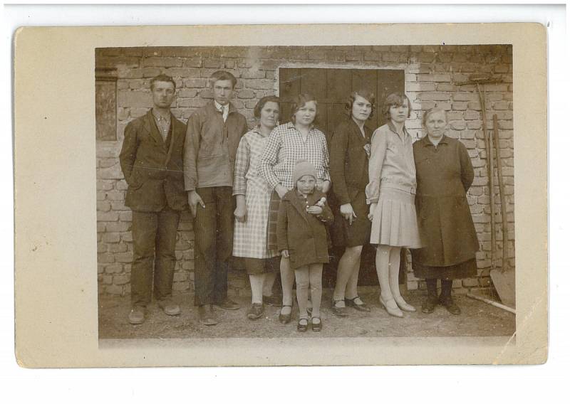 Fotografie ze starých Lidic - paní Cábová je dítě vpředu
