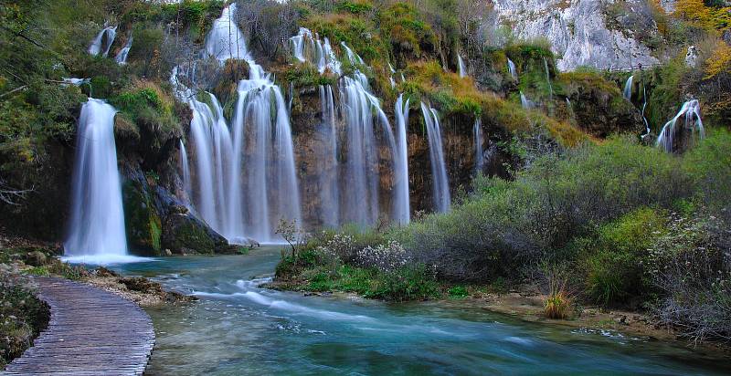 Nejstarším, největším a také nejnavštěvovanějším národním parkem v Chorvatské republice jsou Plitvická jezera.