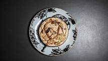 Malý dortík z balsamikového karamelu a datlí na talíři Rosenthal od španělského tatéra Pietro Sedda.