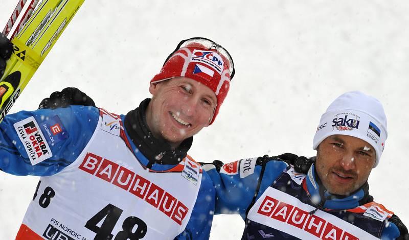 Stříbrný Lukáš Bauer a vítěz závodu na 15 km klasicky Estonec  Andrus Veerpalu.