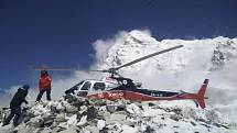 Zlepšení počasí na Mount Everestu dnes umožnilo záchranářům evakuovat z nejvyšší hory světa další desítky horolezců, které postihlo sobotní zemětřesení v Nepálu.
