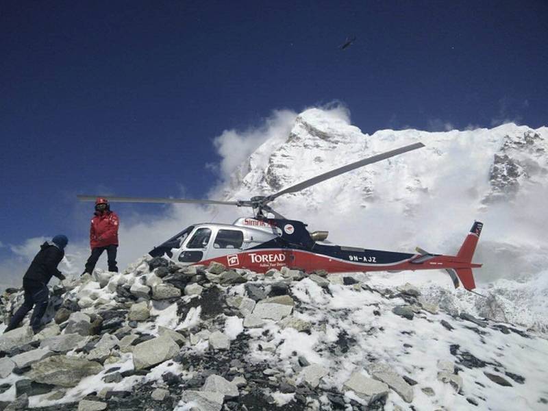Zlepšení počasí na Mount Everestu dnes umožnilo záchranářům evakuovat z nejvyšší hory světa další desítky horolezců, které postihlo sobotní zemětřesení v Nepálu.