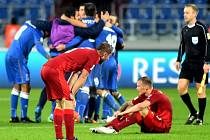 Fotbalisté Ázerbájdžánu (v modrém) se radují ze zisku bodu proti české reprezentaci