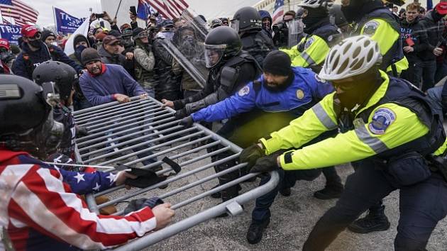 Střet policie s příznivci Donalda Trumpa před Kapitolem.