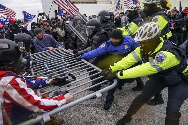 Střet policie s příznivci Donalda Trumpa před Kapitolem.