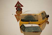Zaplavená auta v německém Erftstadtu