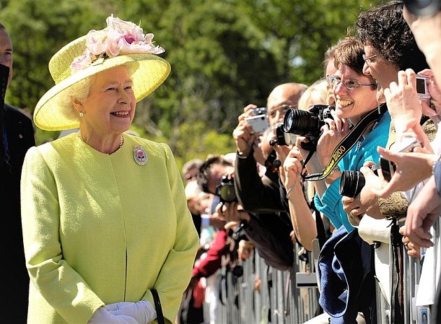 V posledních letech je královna Alžběta II. známa svými barevnými kostýmy a ladícími klobouky.