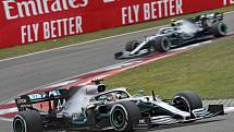 Velká cena Číny vozů formule 1 v Šanghaji. Na snímku jezdci Mercedesu Lewis Hamilton (vpředu) a Valtteri Bottas.