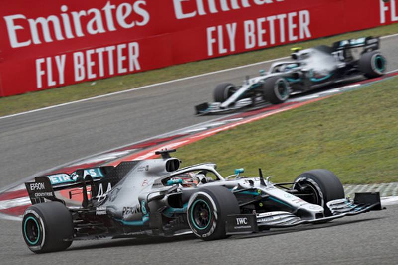 Velká cena Číny vozů formule 1 v Šanghaji. Na snímku jezdci Mercedesu Lewis Hamilton (vpředu) a Valtteri Bottas.