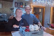 Paní Zdena se svým manželem Ramónem v jejich restauraci ve vesnici Fredes