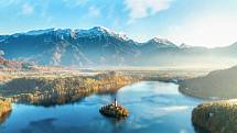 Jedním z nejznámějších záběrů na národní park Triglav je pohled na jezero Bled. V jeho srdci se nachází ostrůvek s kostelem.