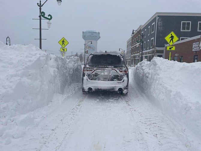 Spojené státy zasypal sníh. Na snímku řidič projíždějící po silnici ve městě Lancaster, stát New York.