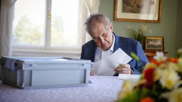 Miloš Zeman odvolil v Lánech.