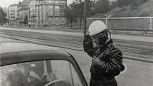 Příslušník SNB při kontrole řidiče v 60. letech