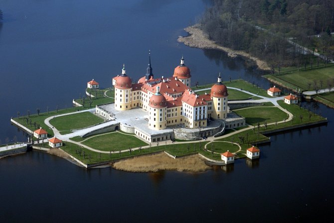 Letecký pohled na zámek Moritzburg.