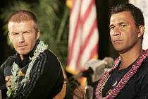David Beckham (vlevo) a jeho nový kouč Ruud Gullit na tiskové konferenci v Honolulu.