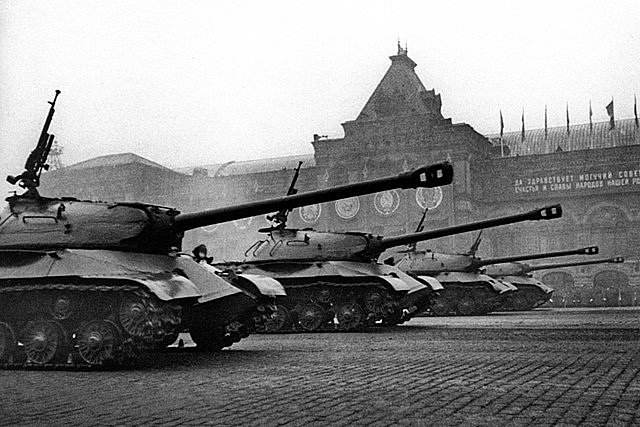 Tanky IS-3 na vojenské přehlídce v Moskvě 24. srpna 1945
