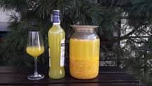 Z pěti pomerančů lze odštavněním a následným zpracováním kůry získat přes čtyři litry džusu