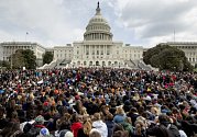 Protestující američtí studenti u budovy Kapitolu