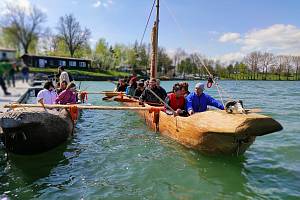Archeologové otestovali na vlnách vodní nádrže Rozkoš na Náchodsku člun z takřka 300 let starého dubu. Později se s ním vydají do Egejského moře