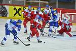 Čeští hokejisté brání v zápase se Slovenskem.
