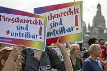 V centru Drážďan se k plánované protirasistické demonstraci za toleranci sešlo 20 tisíc