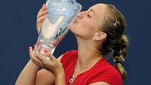 Petra Kvitová s trofejí pro vítězku turnaje v New Havenu.