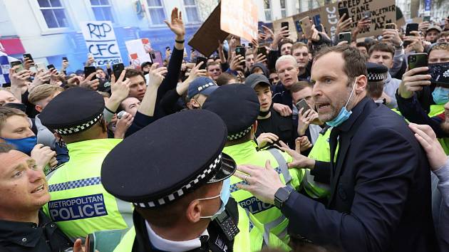 Petr Čech během vášnivé diskuse s fanoušky Chelsea