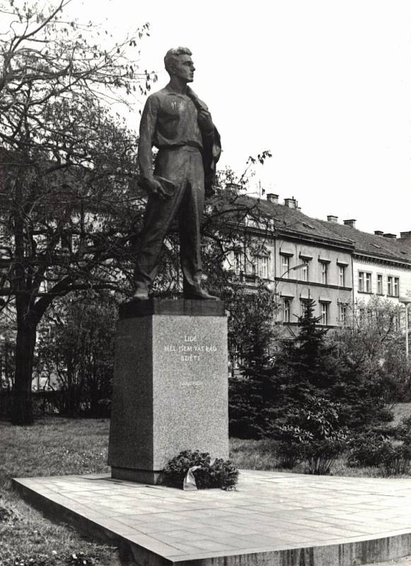 Pomník Julia Fučíka v Plzni byl odstraněn v tichosti po roce 1989.