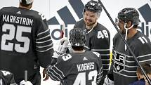 Tomáš Hertl (uprostřed) se raduje se spoluhráči Quinnem Hughesem a Anžem Kopitarem (vpravo) po Utkání hvězd NHL.