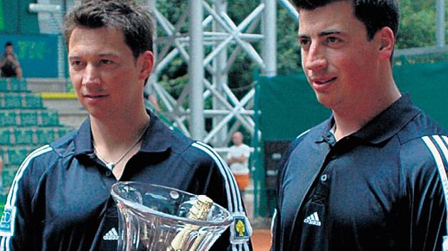 HVĚZDNÝ DEBL. František (vlevo) a Tomáš Kaberleovi jsou v Česku mezi hokejisty vládci tenisových kurtů. Naposled svou převahu dokázali o víkendu na turnaji hvězd v Olomouci a Prostějově.