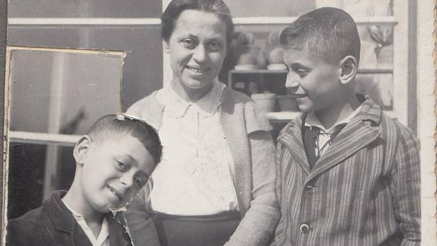 Asaf a Ruben Auerbachovi s maminkou