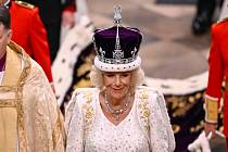 Vévodkyně z Cornwallu Camilla byla korunována královnou manželkou.