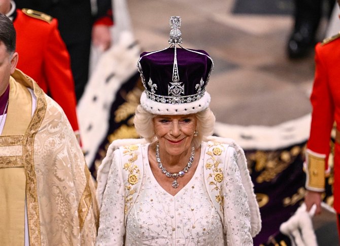 Vévodkyně z Cornwallu Camilla byla korunována královnou manželkou.