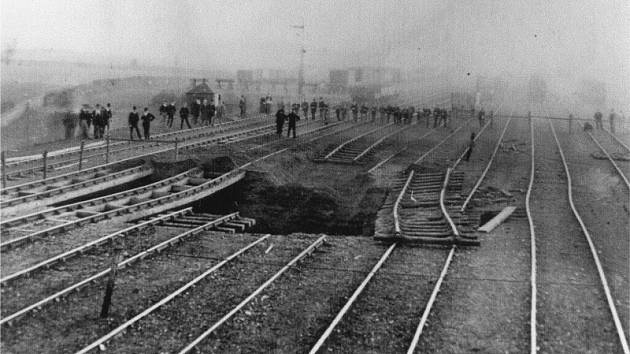 Díra v zemi, do které u Lindalu v roce 1892 vjela lokomotiva.