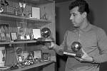 Český fotbal opustila legenda. Josef Masopust v roce 1966 ukazuje své trofeje