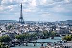 Kavárenský život a historické památky jsou tím, co turisté oceňují na Paříži nejvíce. Na snímku Eiffelovka a Seina.