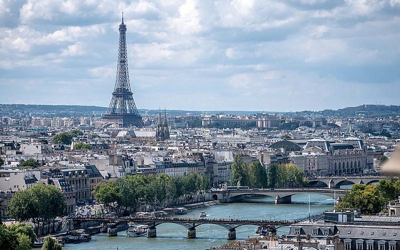 Kavárenský život a historické památky jsou tím, co turisté oceňují na Paříži nejvíce. Na snímku Eiffelovka a Seina.