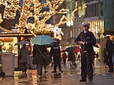 Ačkoliv úřady tvrdí, že nemají informace, že by vánočním trhům hrozilo bezprostřední nebezpečí, zvýšená výstraha a skutečnost, že trhy se staly terčem teroristů i v minulosti, nutí k přijetí zvláštních opatření.